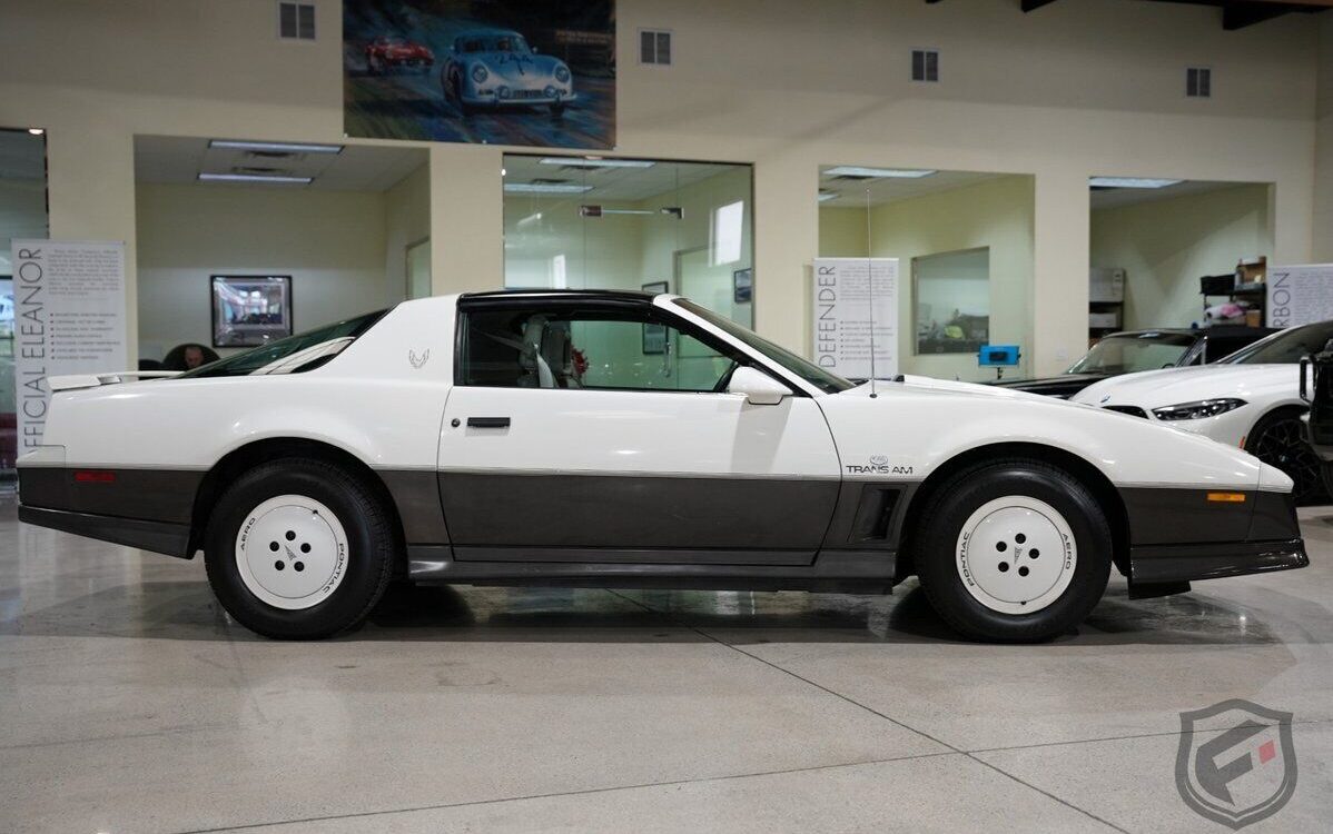 Pontiac-Firebird-Coupe-1983-3