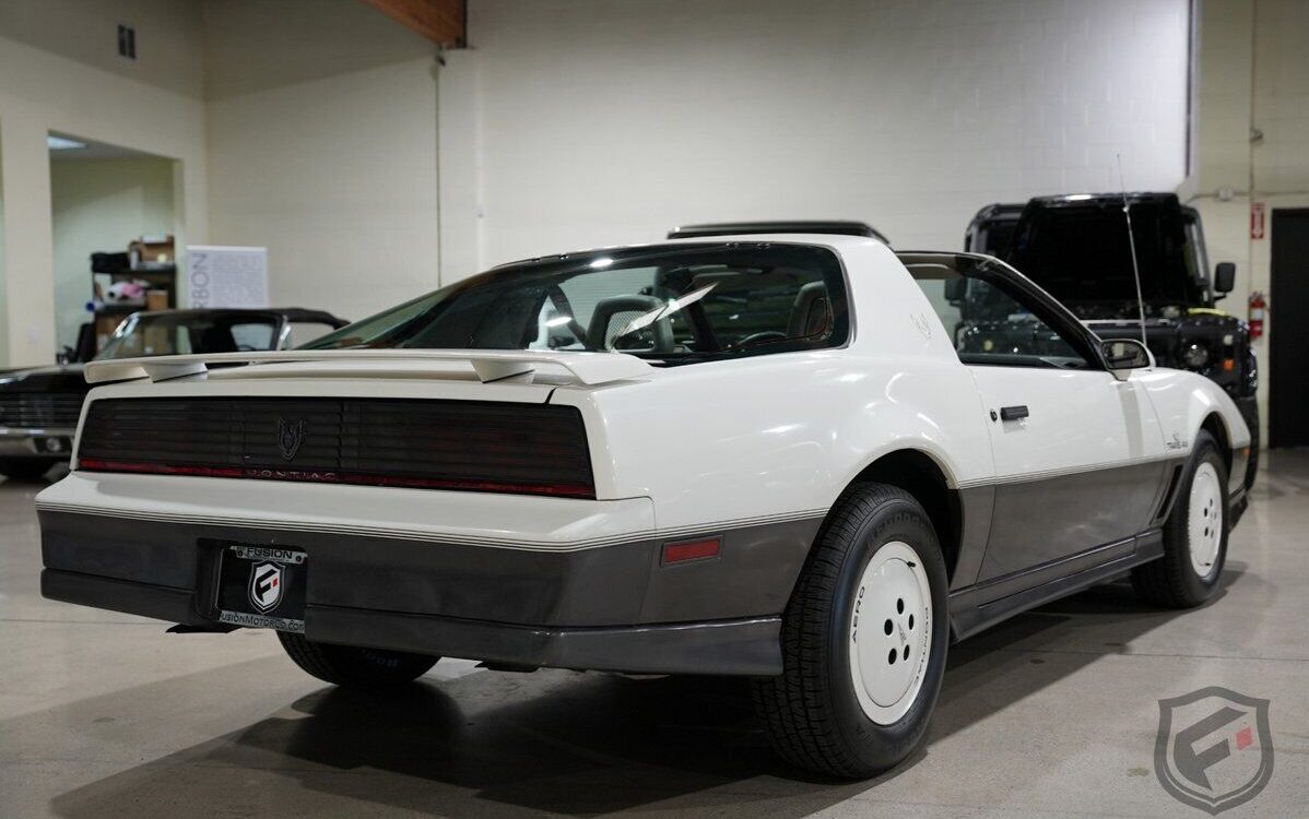 Pontiac-Firebird-Coupe-1983-4