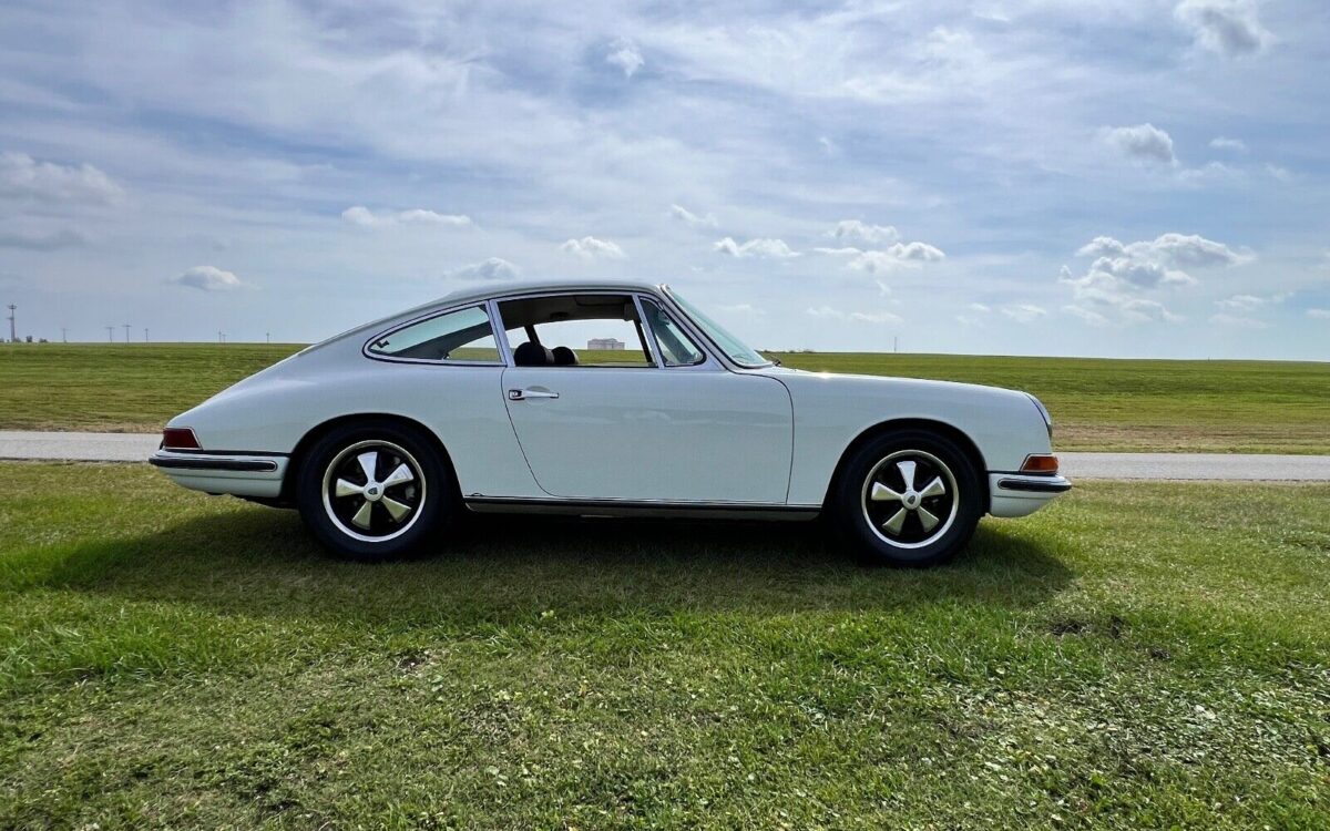 Porsche-911-Coupe-1968-18