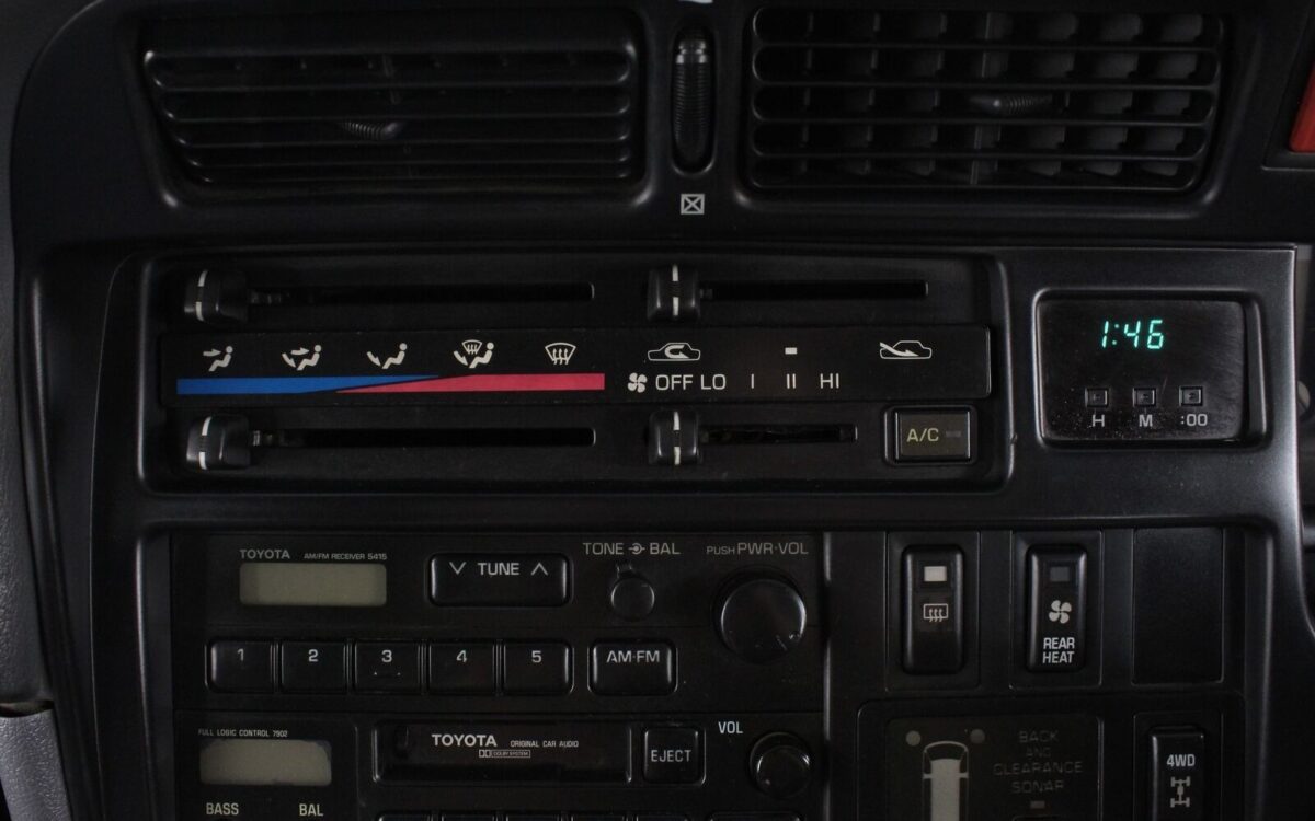 Toyota-HiAce-Van-1992-11