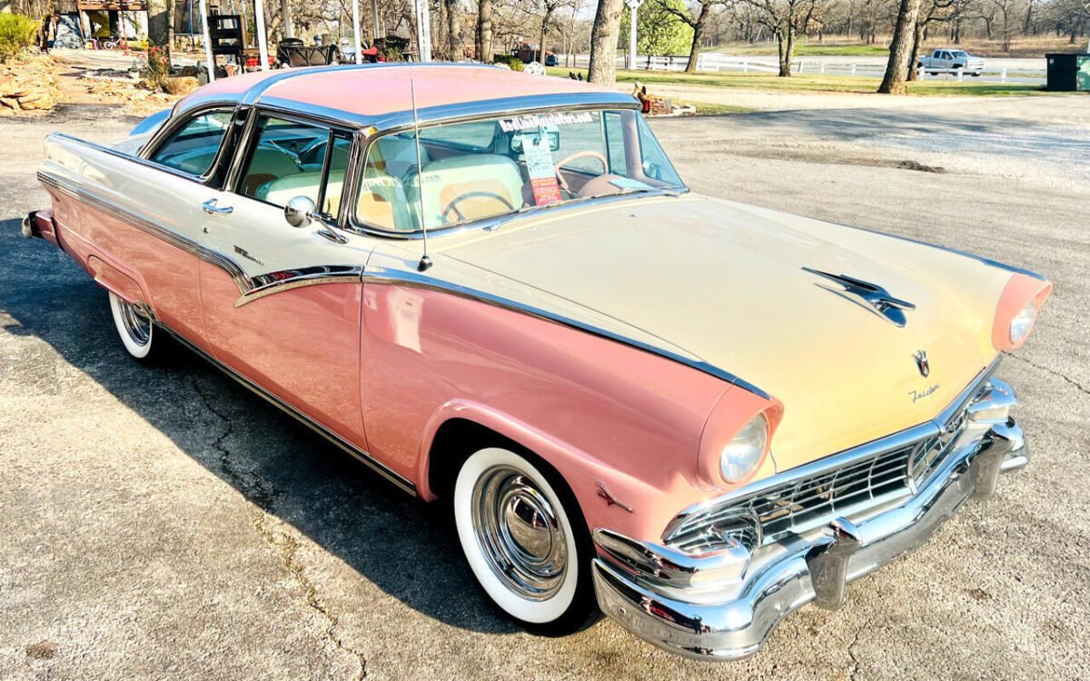 Ford-Crown-Victoria-1956-1