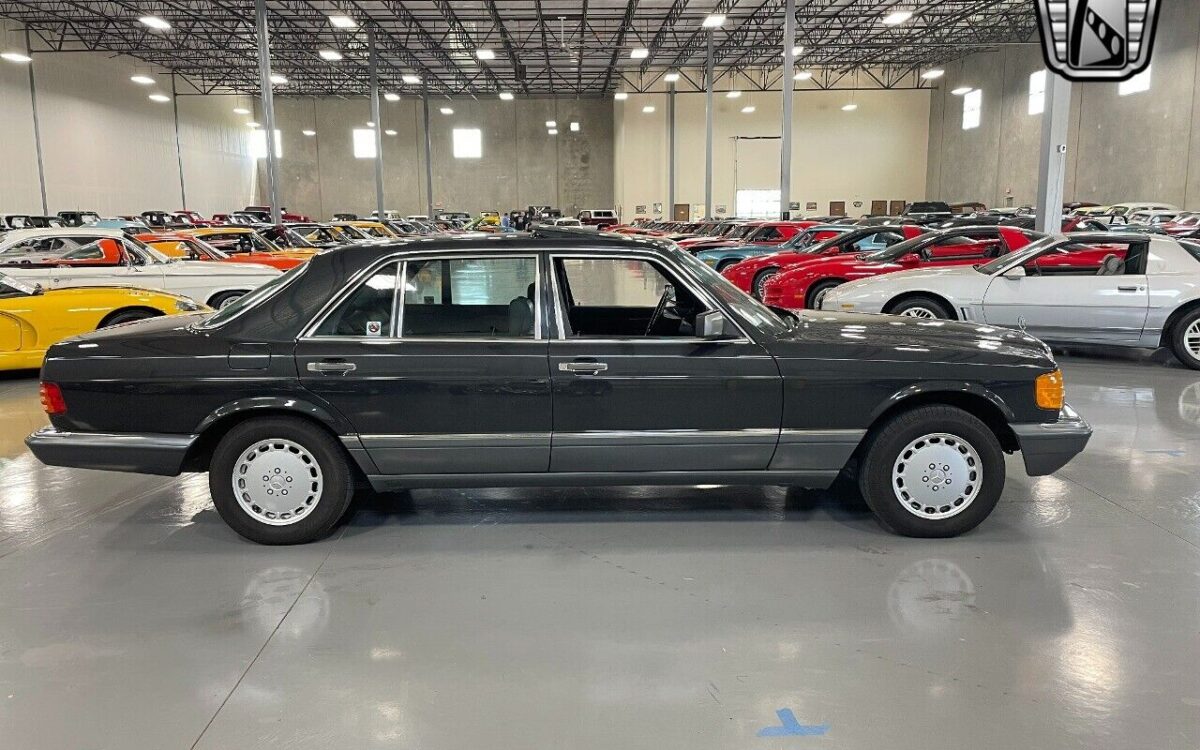 Mercedes-Benz-400-Series-1989-5