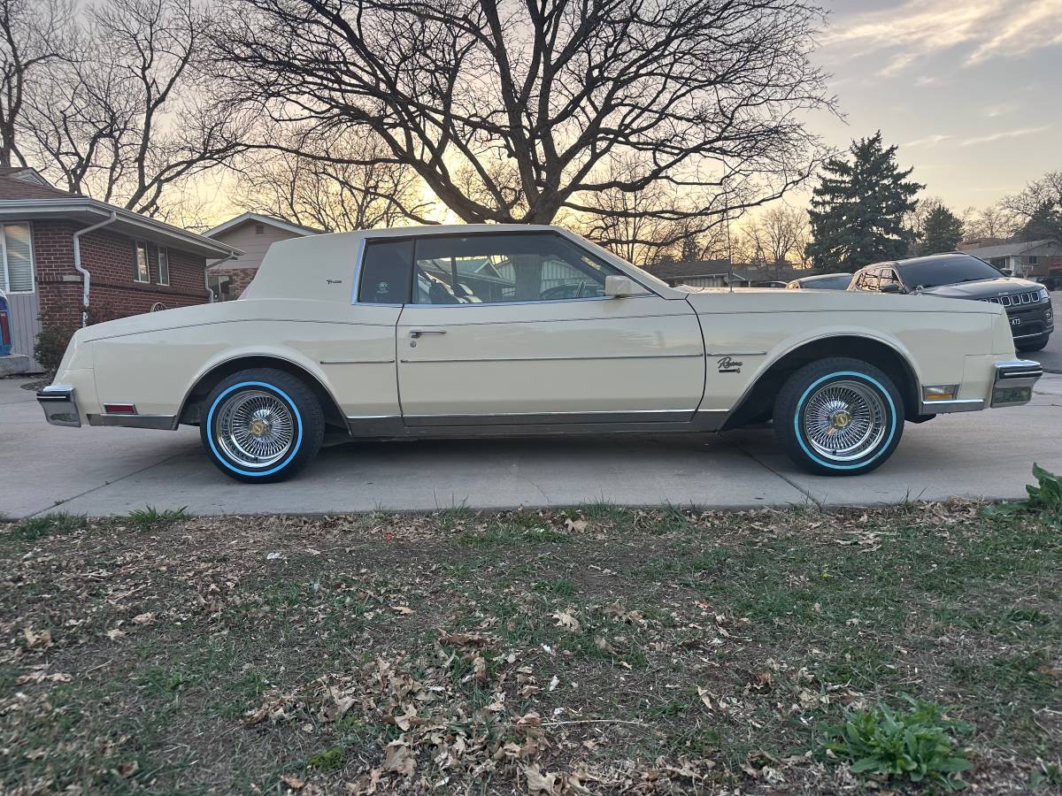 Buick-Riviera-1984-white-149669-5