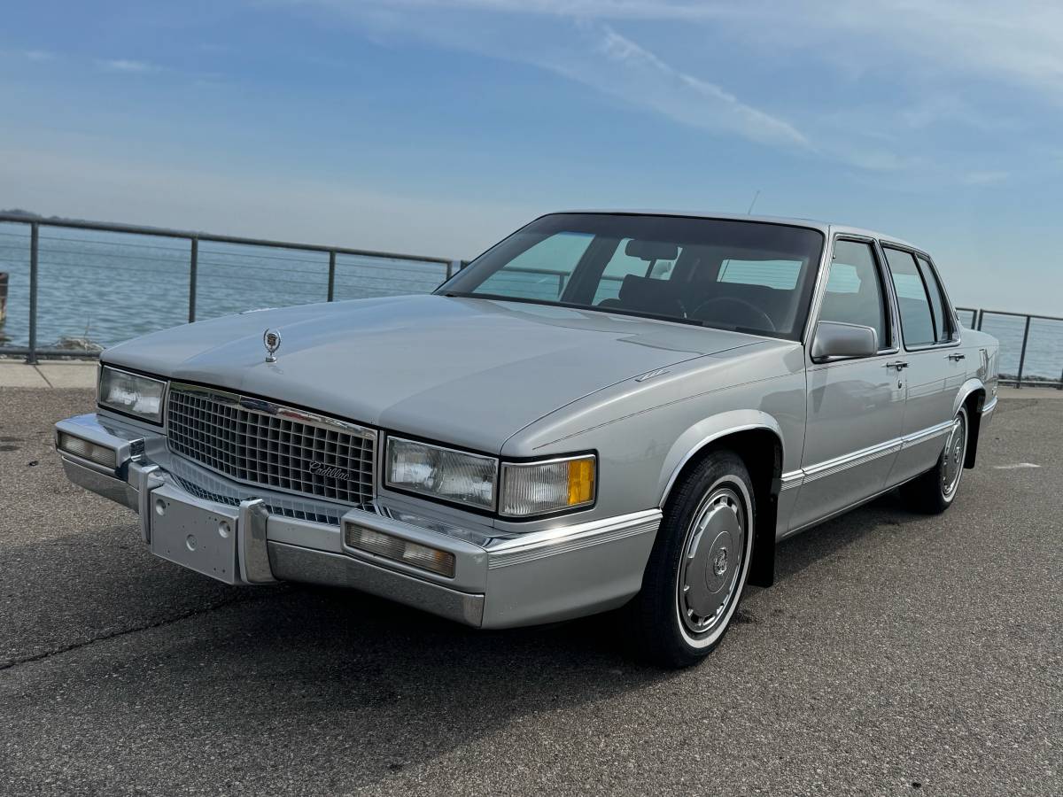 Cadillac Deville  1990 silver