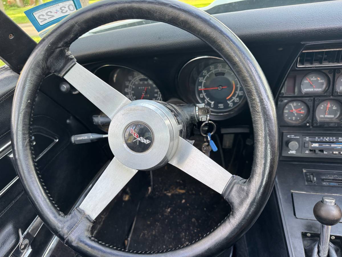Chevrolet-Corvette-1977-white-65381-12
