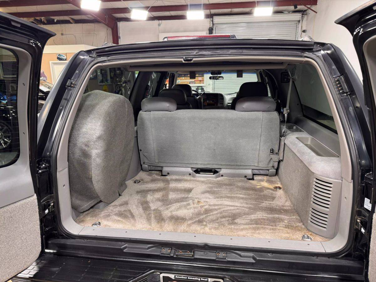 Chevrolet-Suburban-1500-1995-black-286007-1