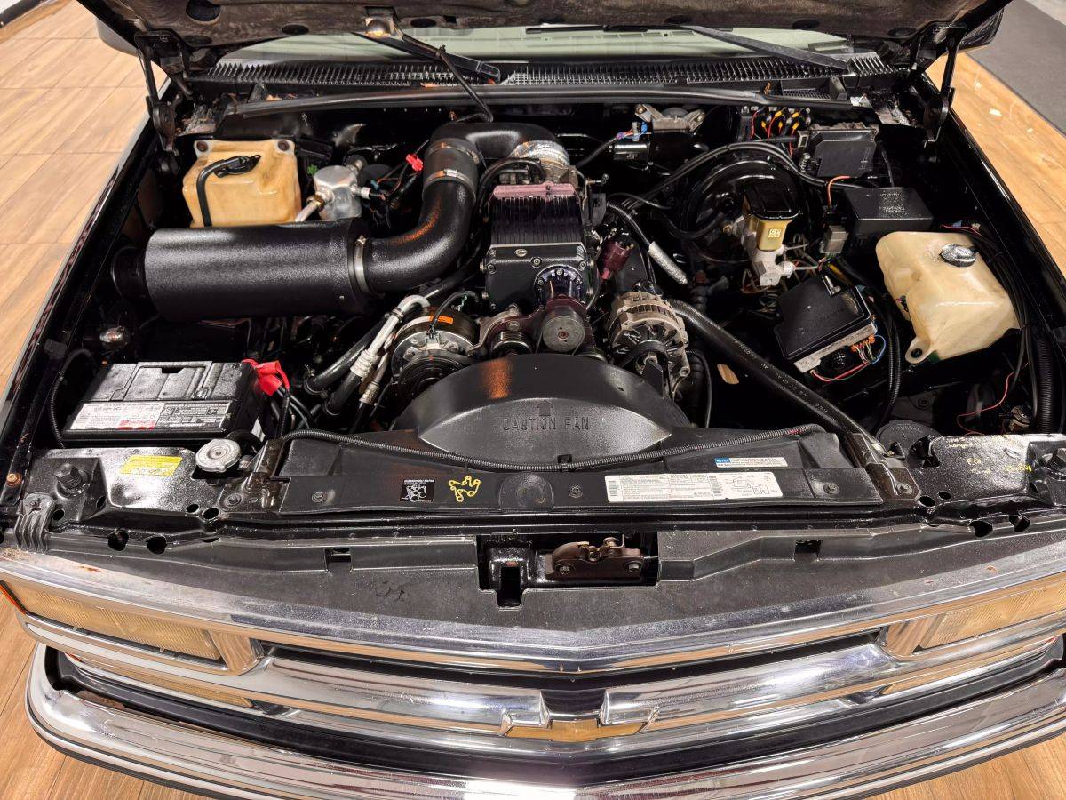 Chevrolet-Suburban-1500-1995-black-286007-2