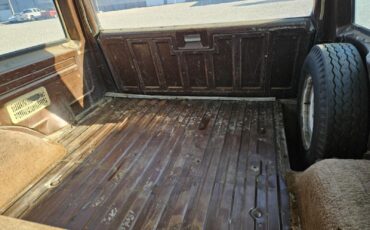Chevrolet-Suburban-1977-8