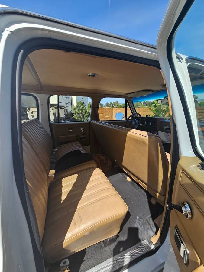 Chevrolet-Suburban-1985-white-131966-10