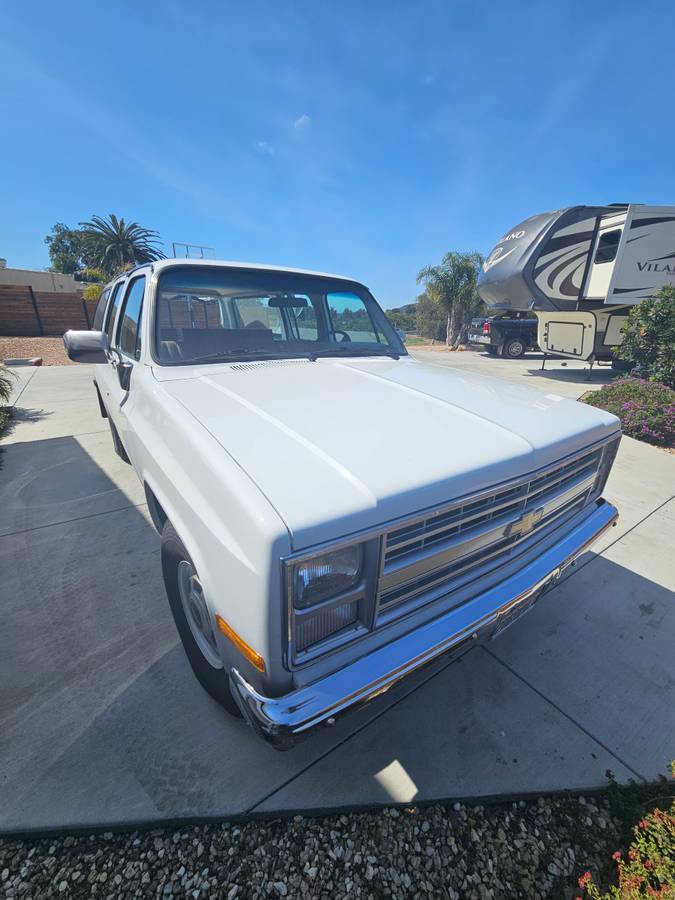 Chevrolet-Suburban-1985-white-131966-8