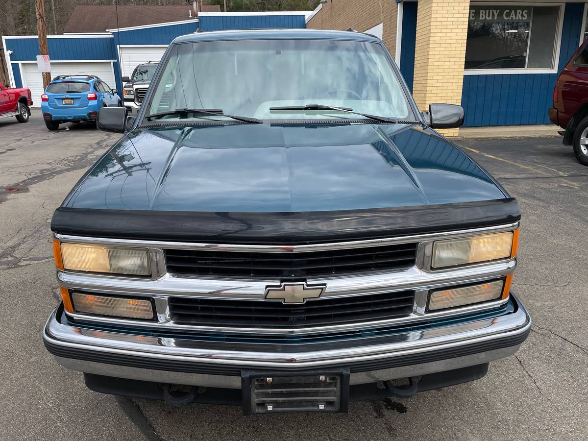 Chevrolet-Suburban-1995-233354-1