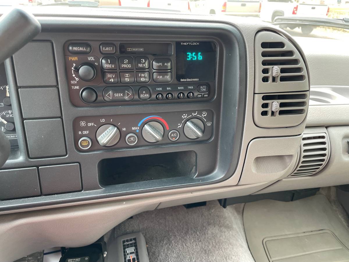 Chevrolet-Suburban-1995-233354-13