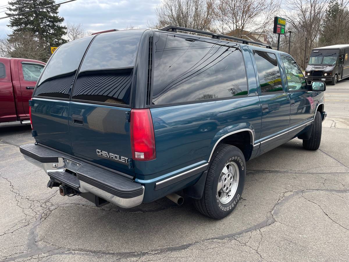 Chevrolet-Suburban-1995-233354-6