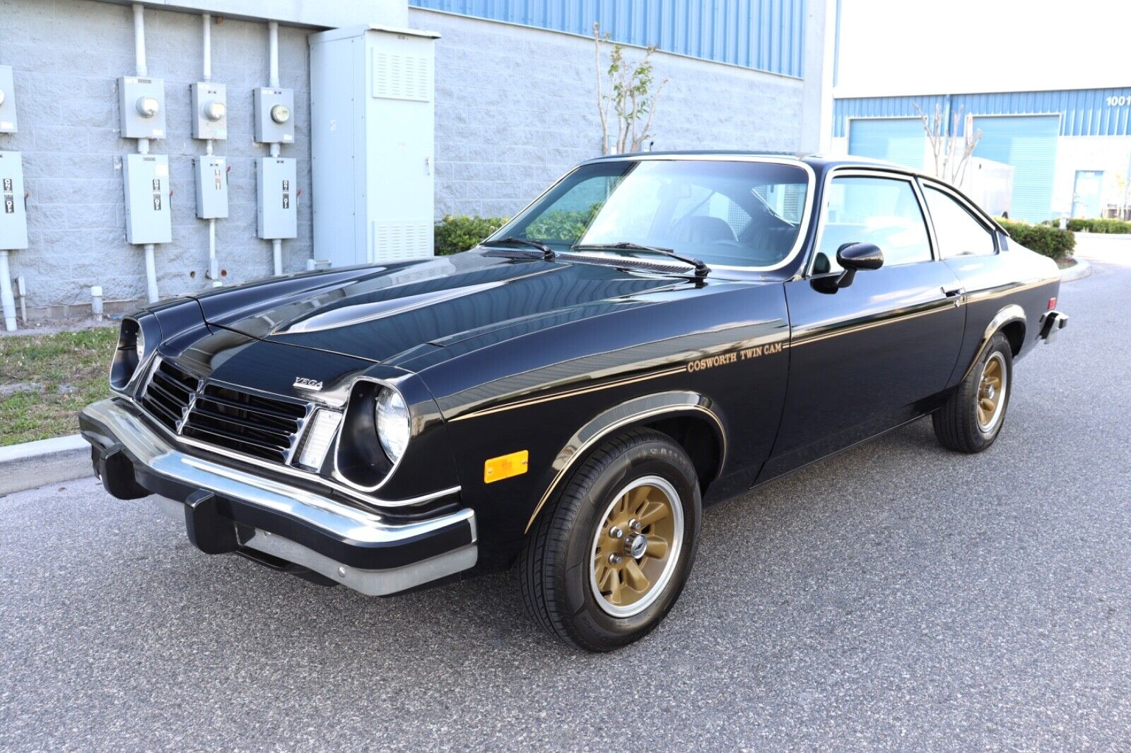 Chevrolet-Vega-1975
