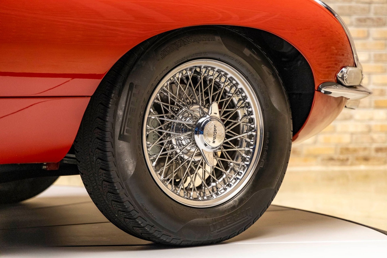 Jaguar-XKE-1966-19
