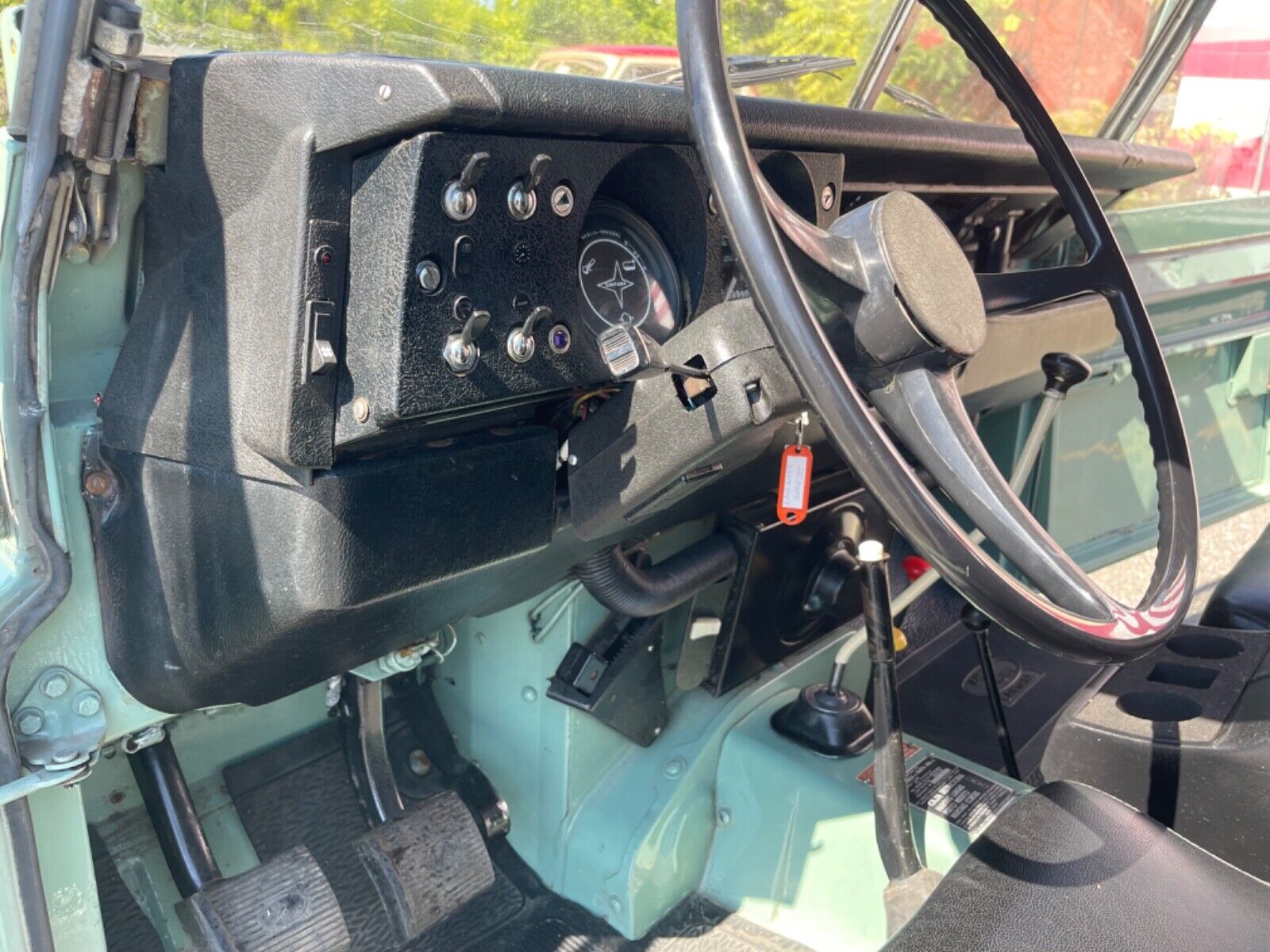 Land-Rover-Defender-1975-11