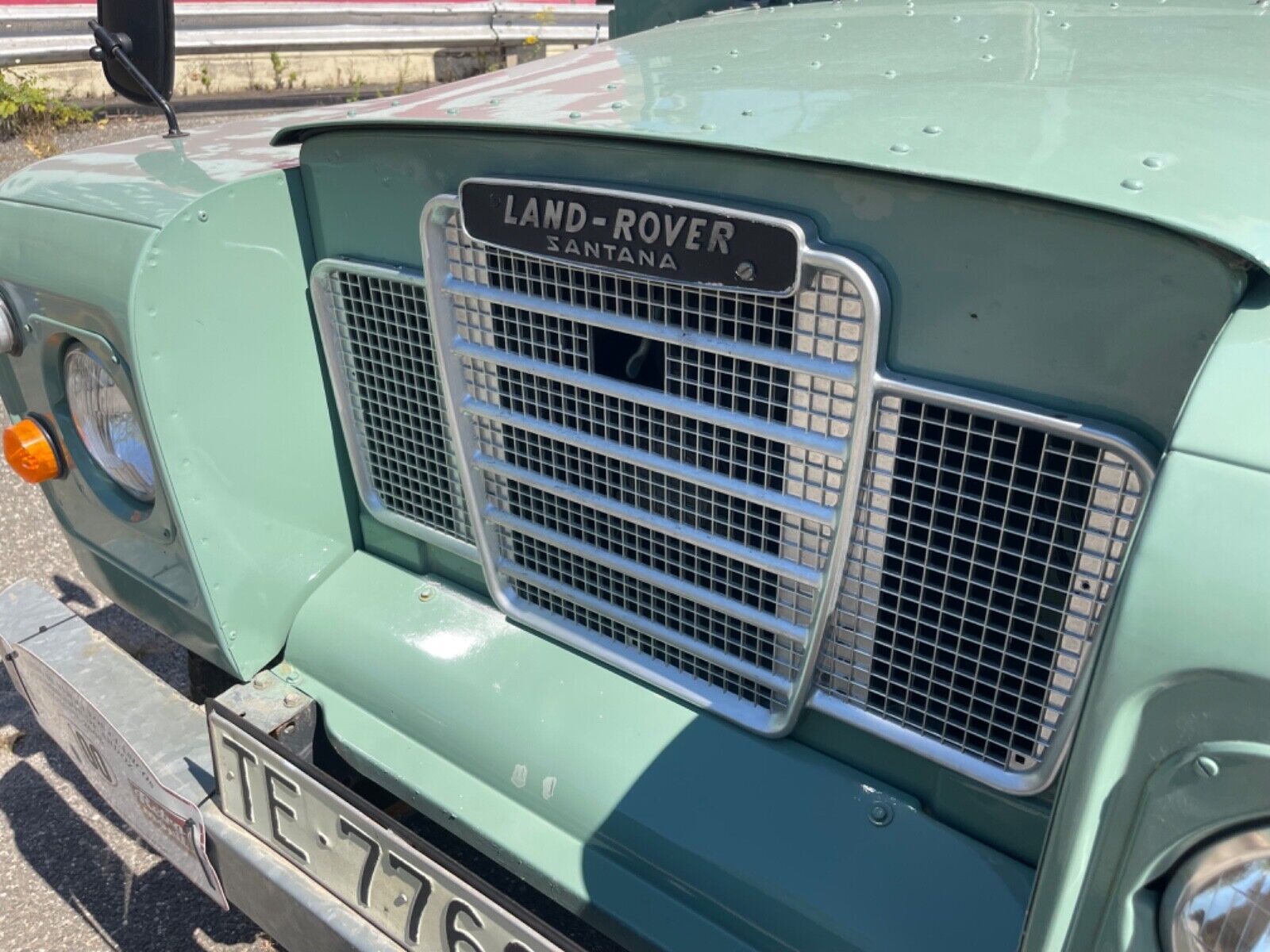 Land-Rover-Defender-1975-17