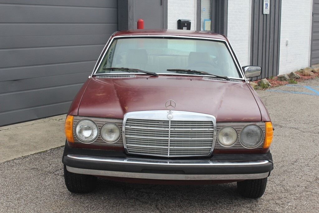 Mercedes-Benz-300-Series-1980-4