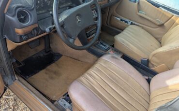 Mercedes-Benz-300-Series-1982-4