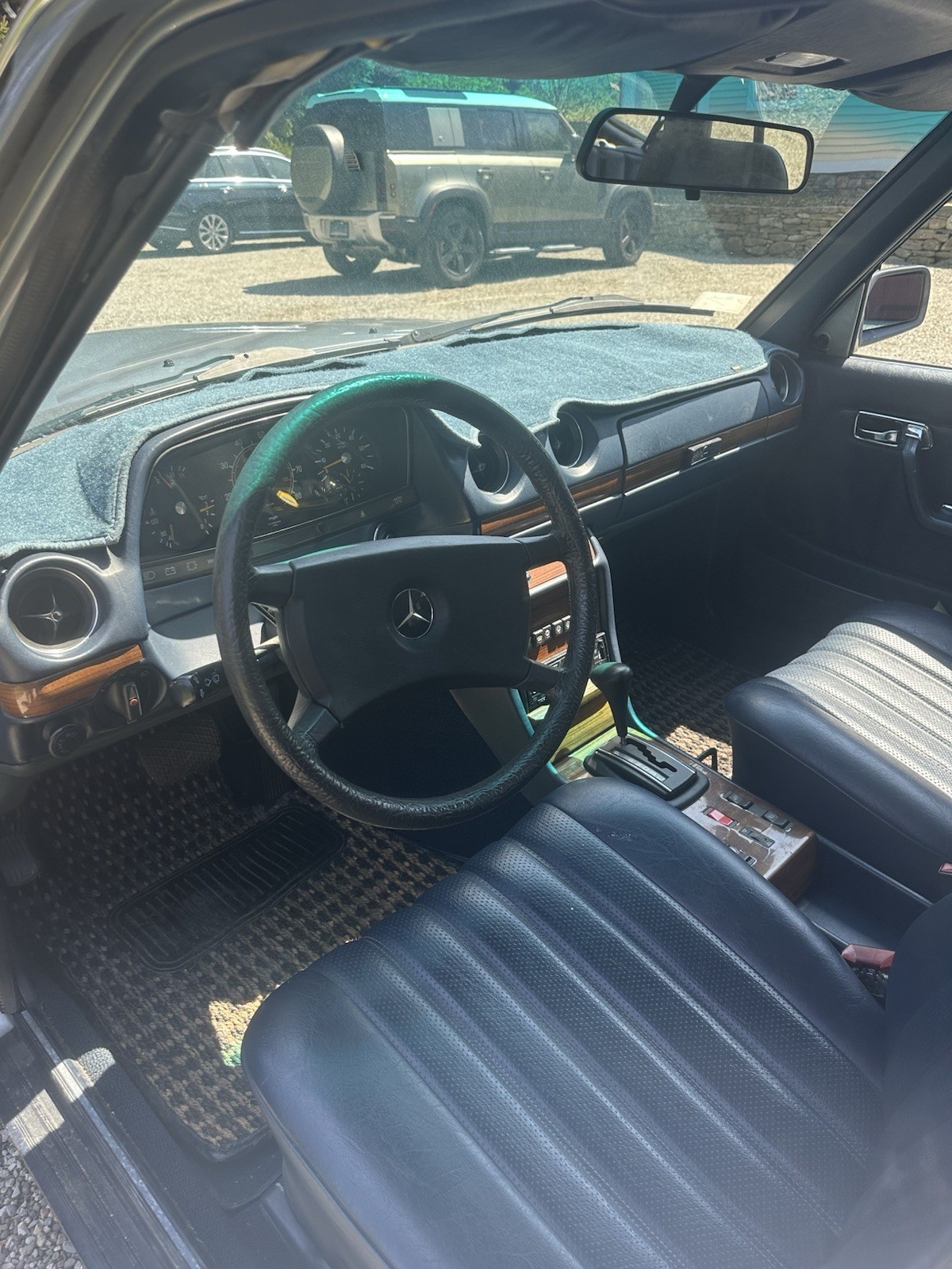 Mercedes-Benz-300-Series-1982-5