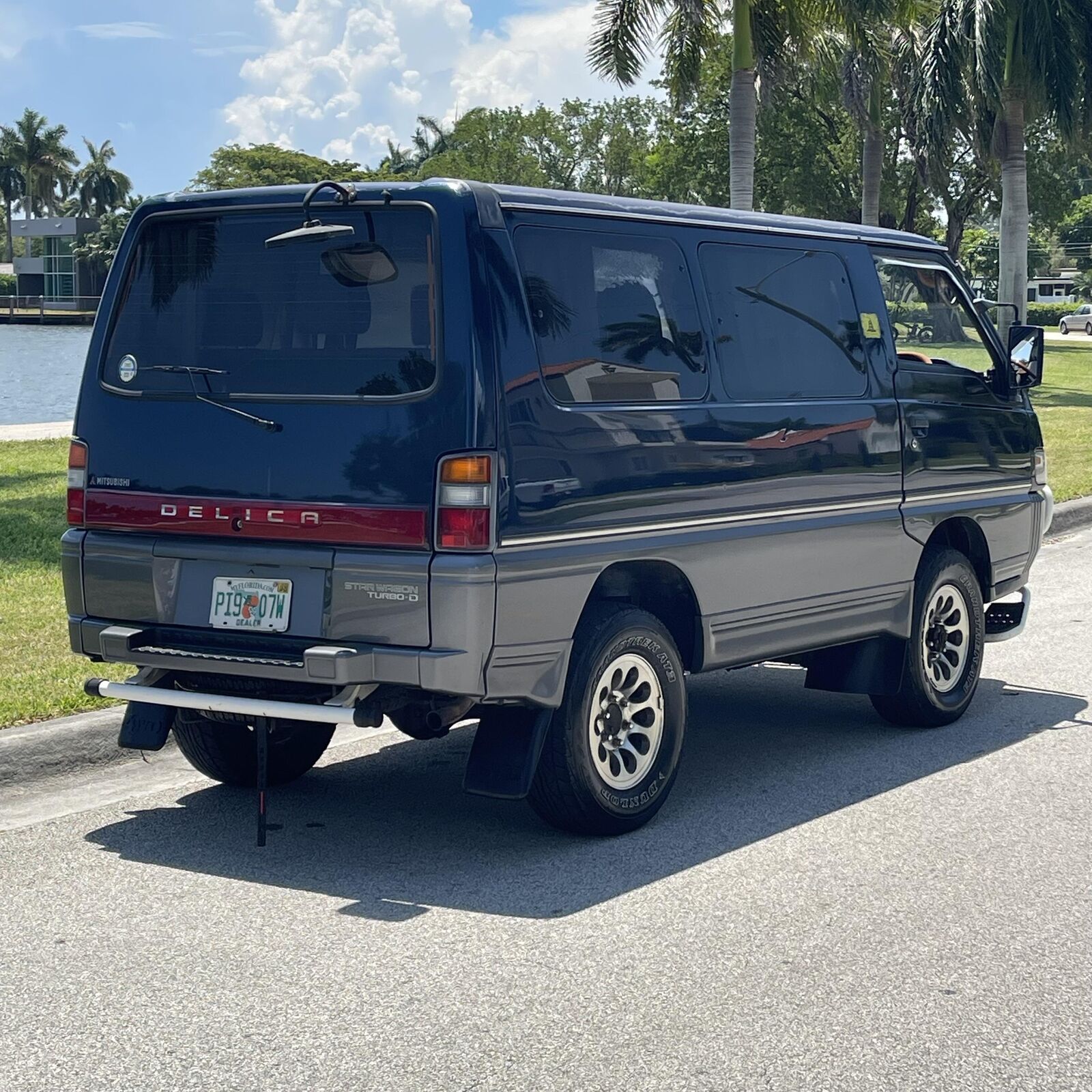 Mitsubishi-Delica-1995-11