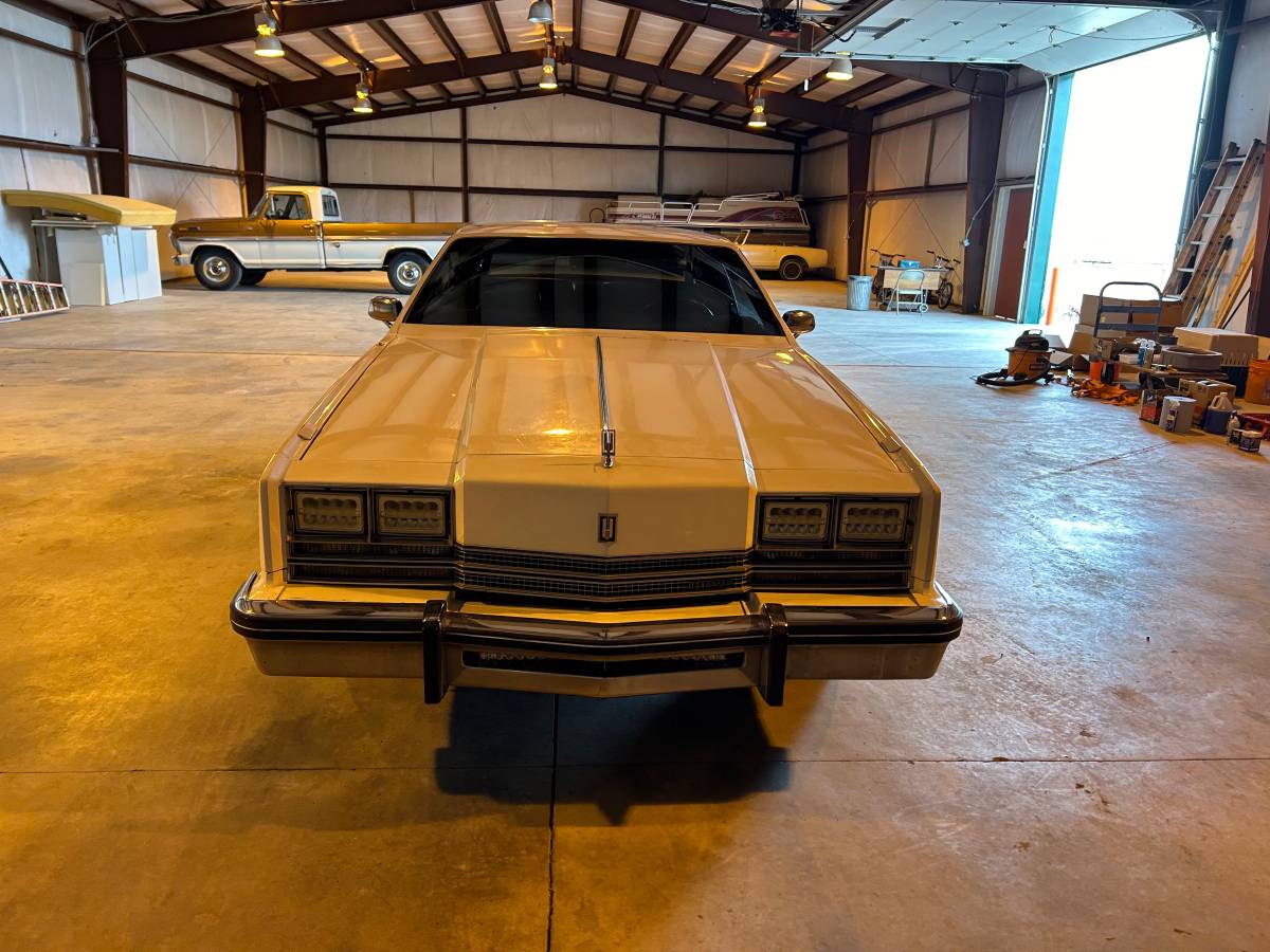 Oldsmobile-Tornado-1985-white-144841-10