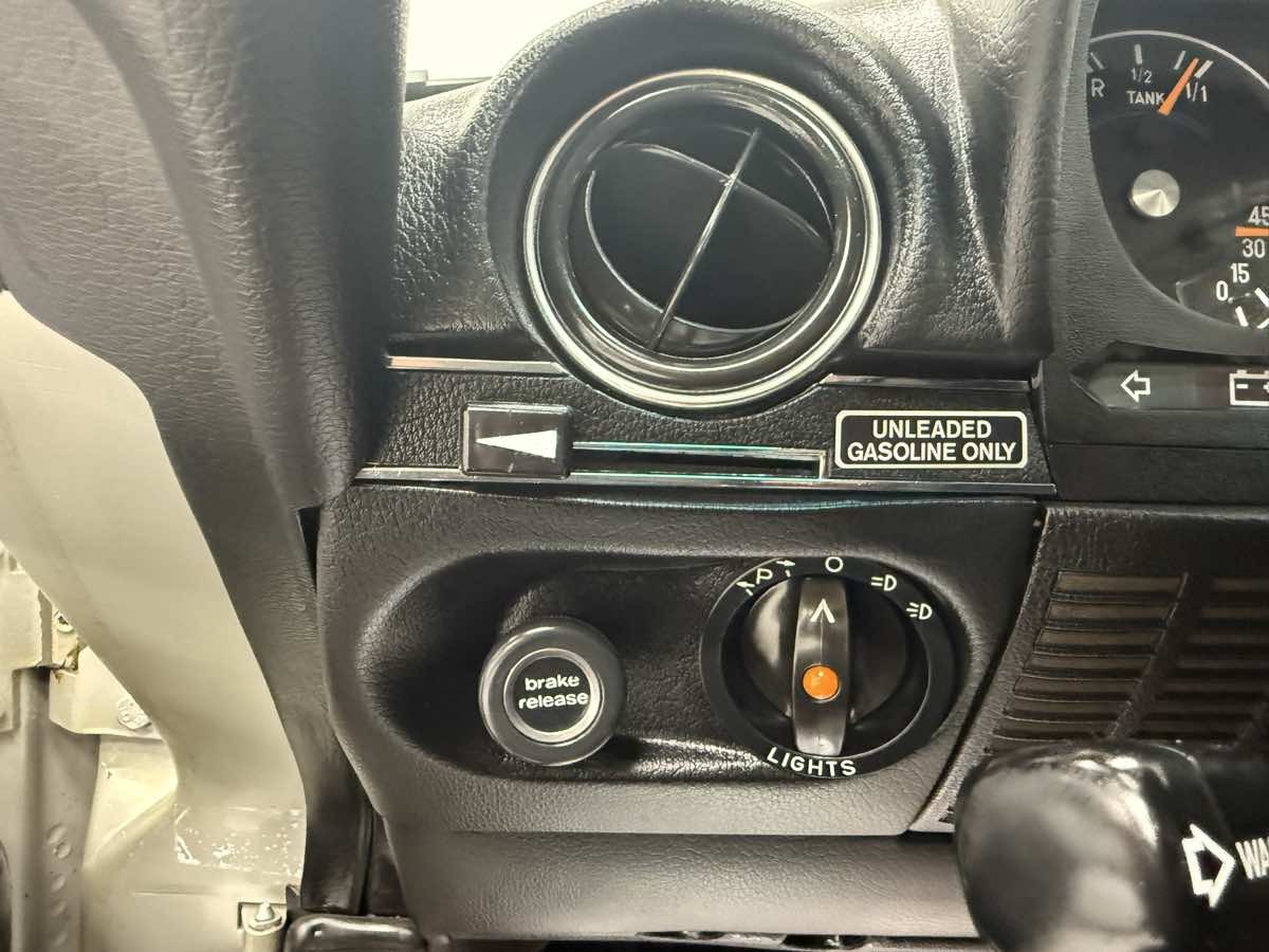 450-SL-Mercedes-1976-19