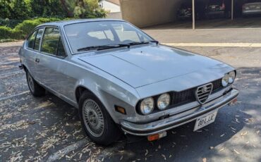 Alfa-Romeo-Alfetta-1976-Coupe-4