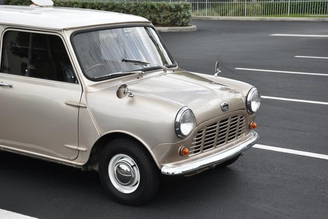 Austin-Mini-1967-Van-10