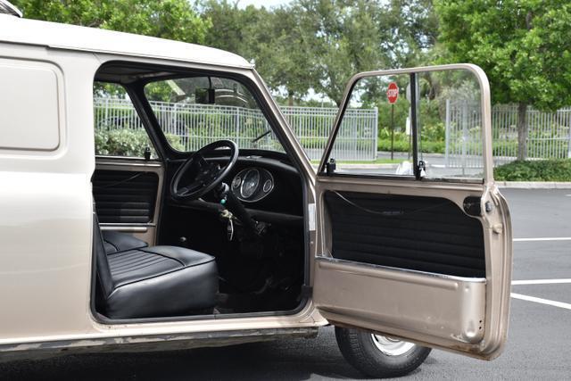 Austin-Mini-1967-Van-12