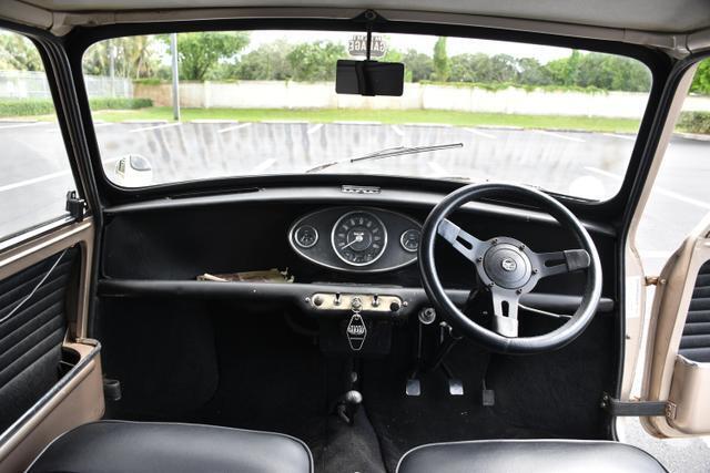 Austin-Mini-1967-Van-14