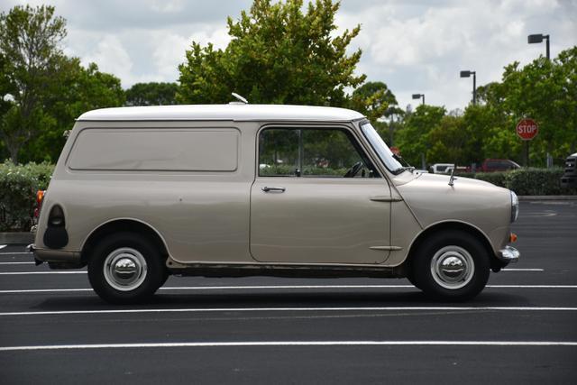 Austin-Mini-1967-Van-7