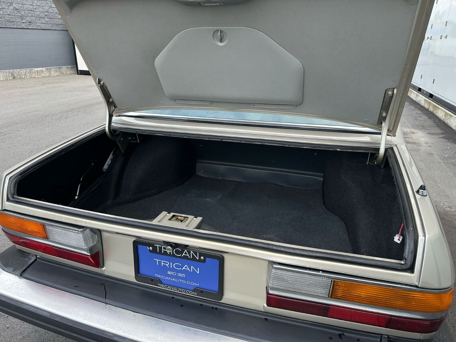 BMW-5-Series-1985-Sedan-11