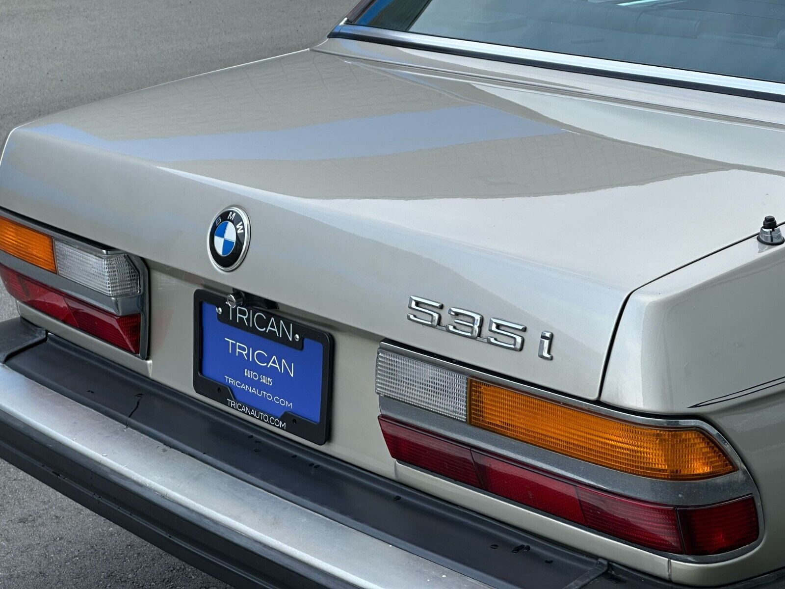 BMW-5-Series-1985-Sedan-17