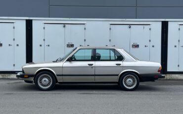 BMW-5-Series-1985-Sedan-2
