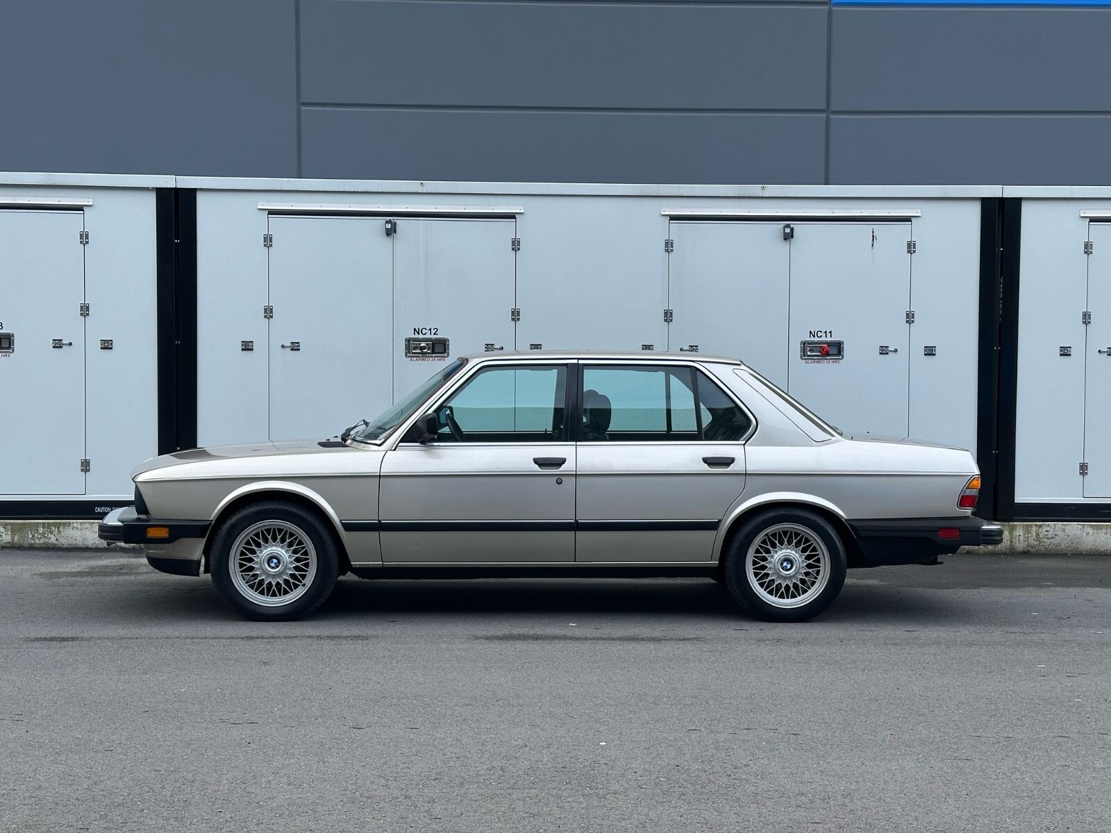 BMW-5-Series-1985-Sedan-2