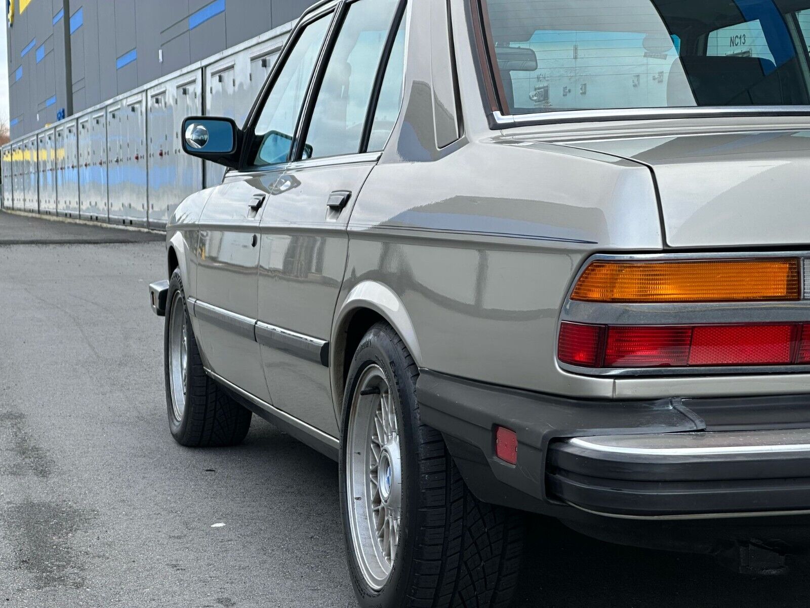 BMW-5-Series-1985-Sedan-7