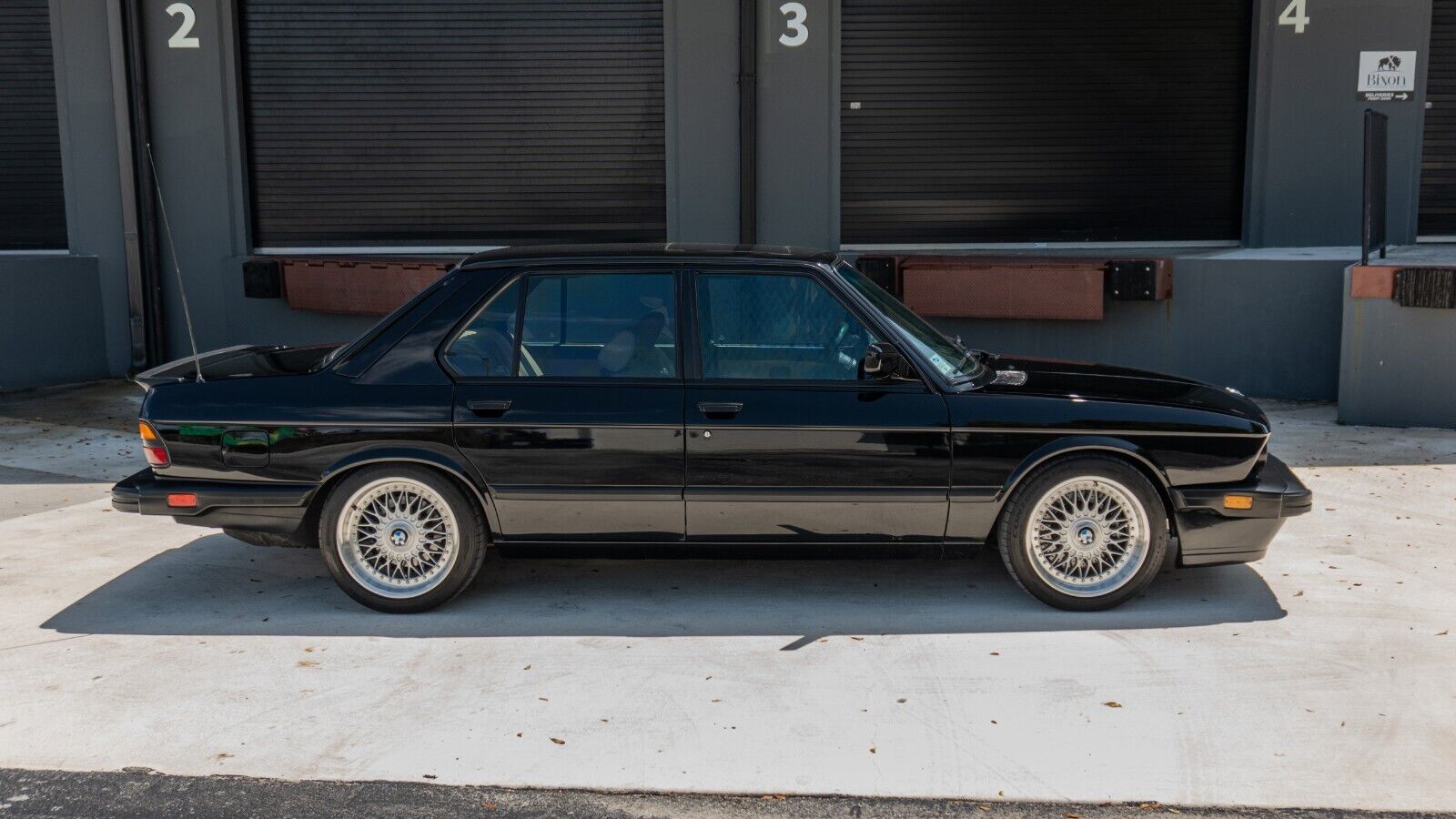 BMW-M5-1988-Sedan-11