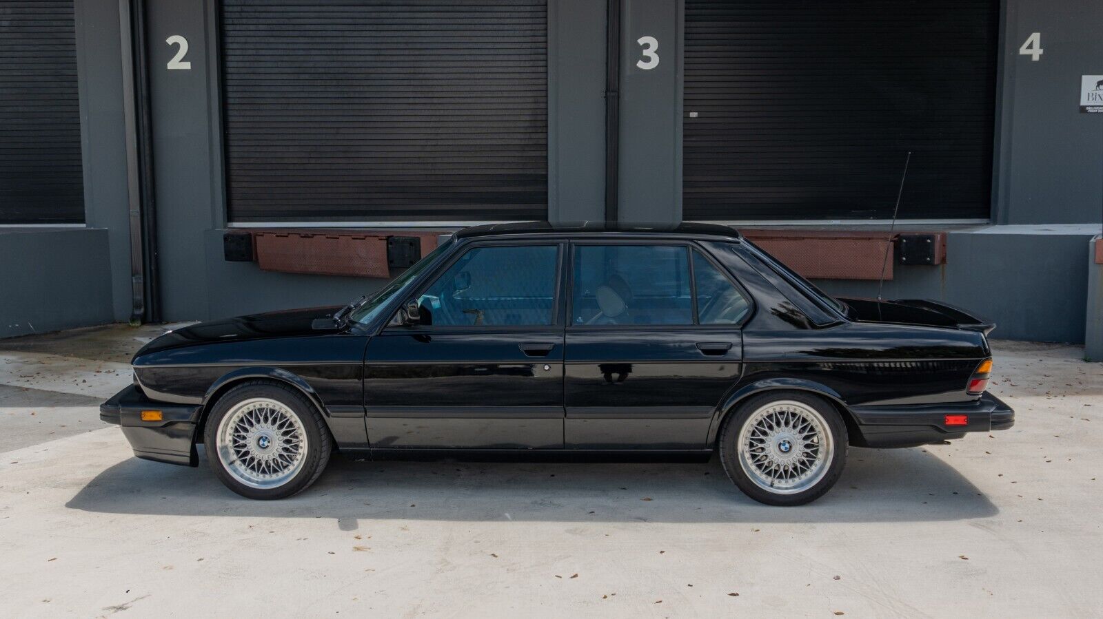 BMW-M5-1988-Sedan-2
