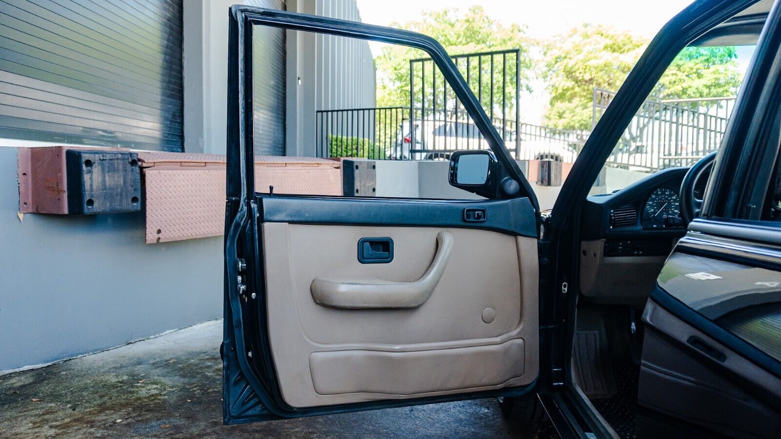 BMW-M5-1988-Sedan-21