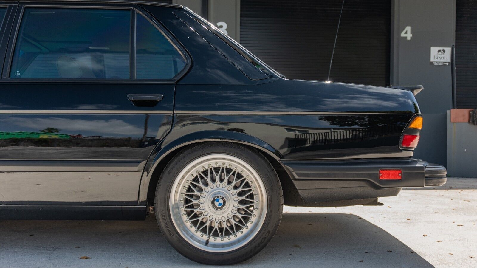 BMW-M5-1988-Sedan-3