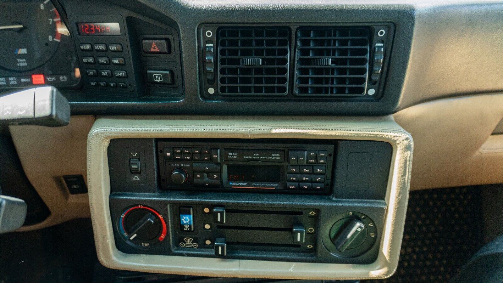 BMW-M5-1988-Sedan-35