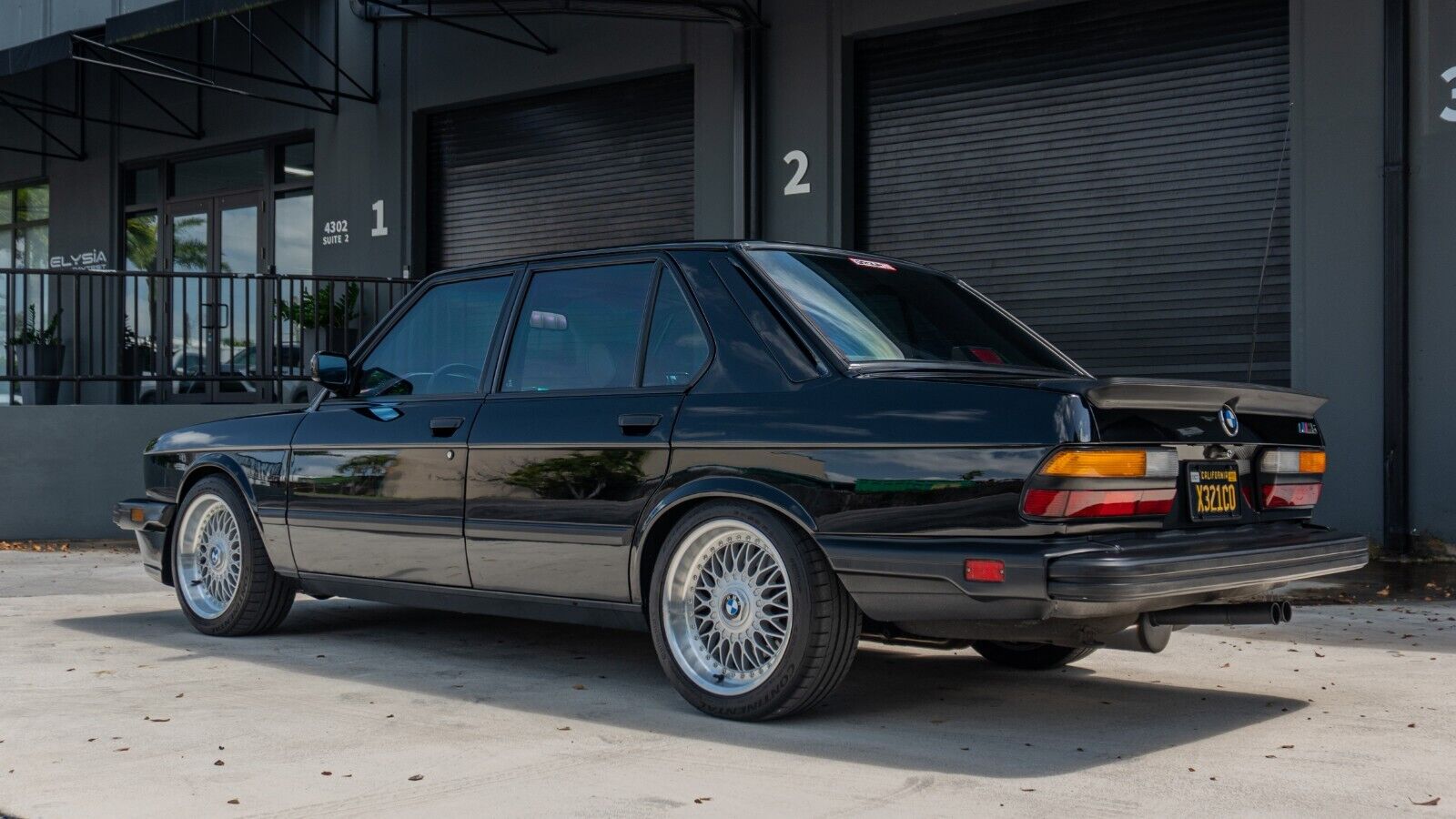 BMW-M5-1988-Sedan-5