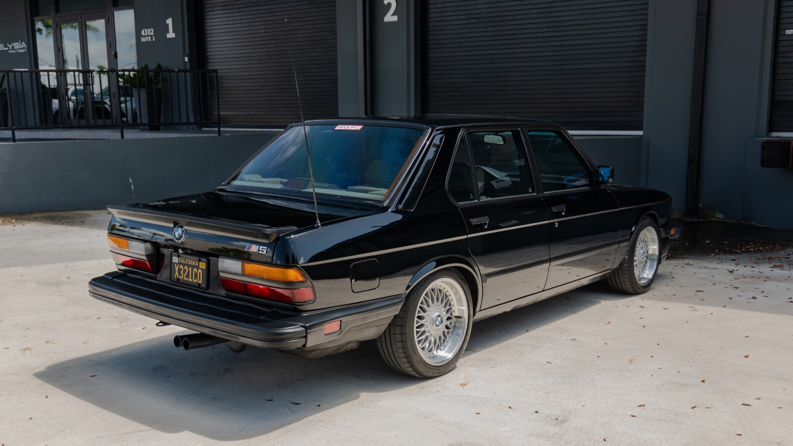 BMW-M5-1988-Sedan-9