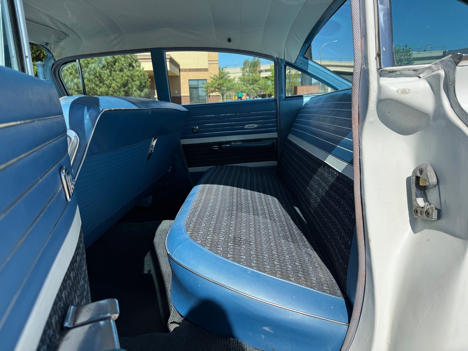 Buick-Invicta-1960-Sedan-11