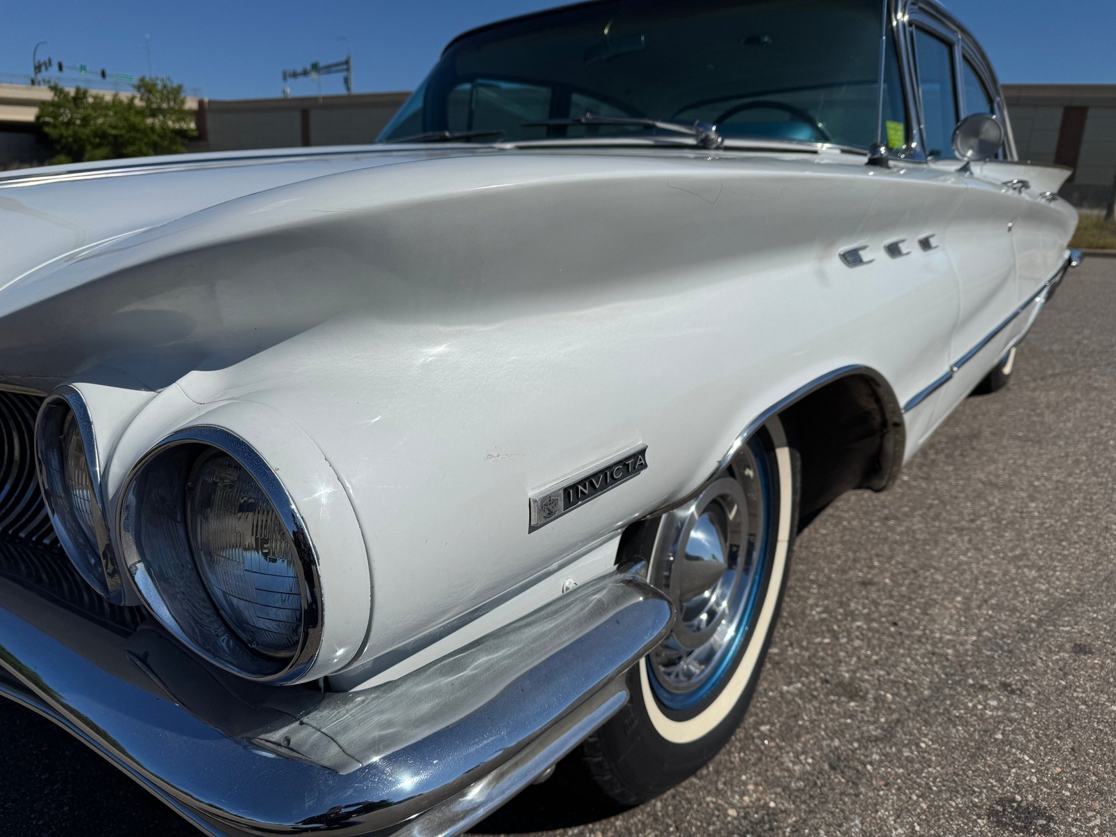 Buick-Invicta-1960-Sedan-17