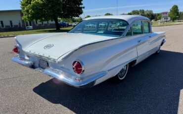 Buick-Invicta-1960-Sedan-2