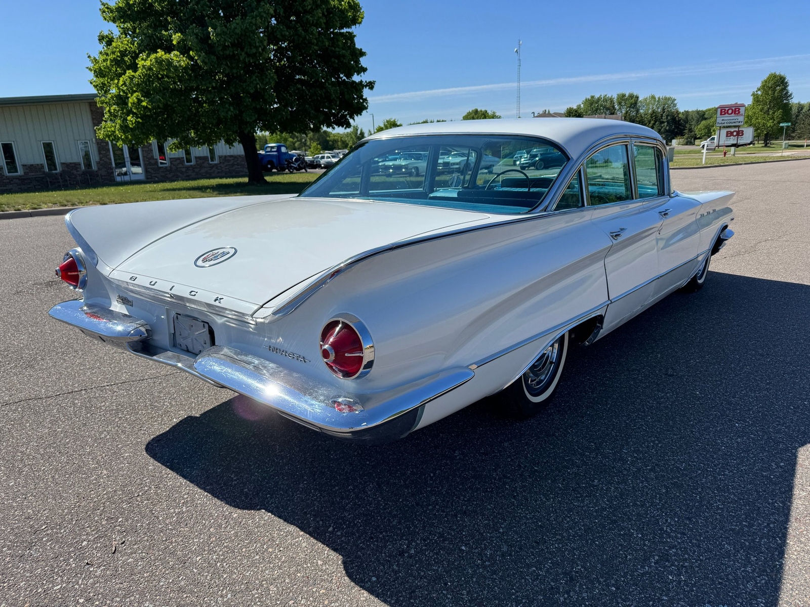 Buick-Invicta-1960-Sedan-2