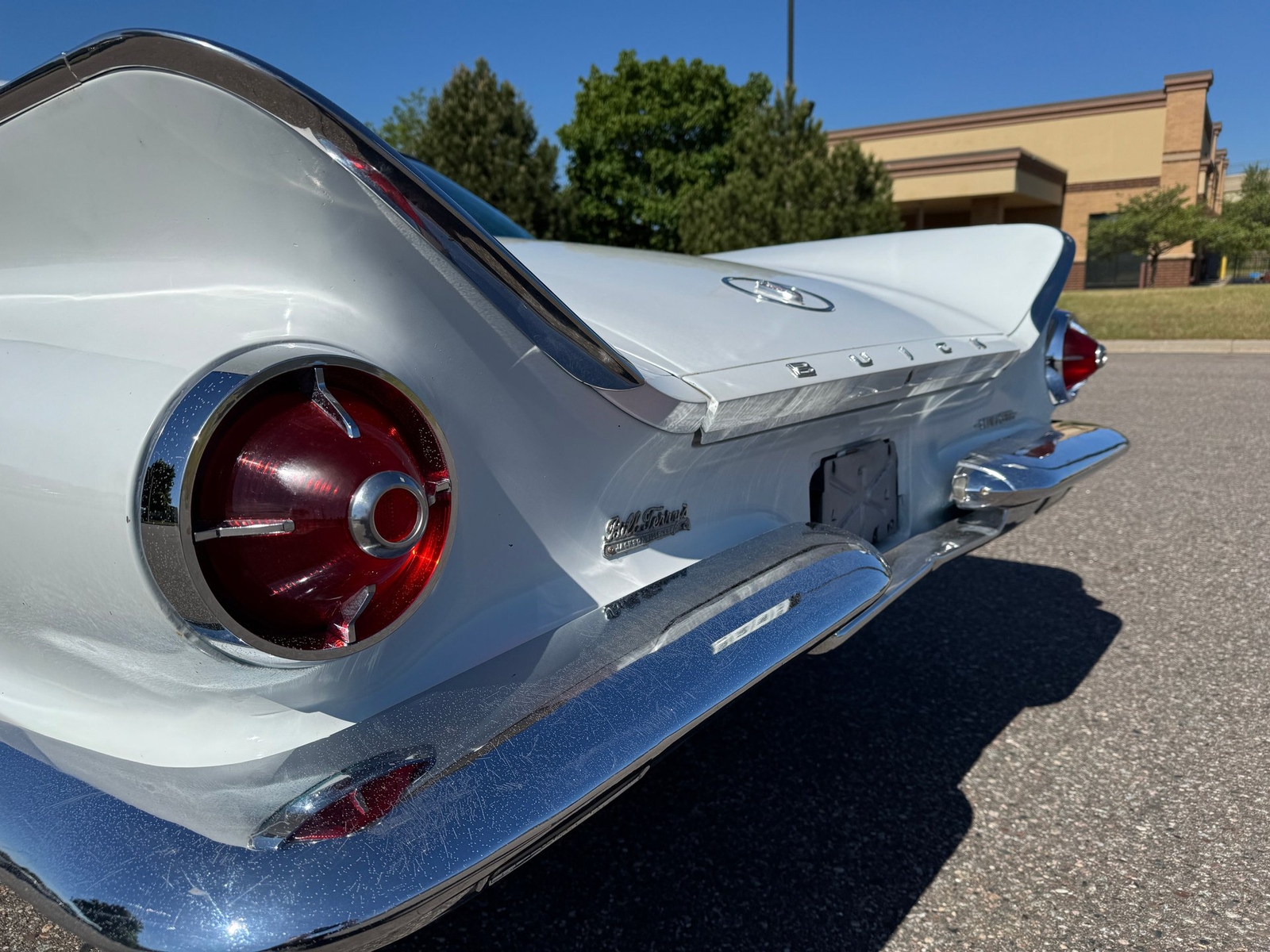 Buick-Invicta-1960-Sedan-28
