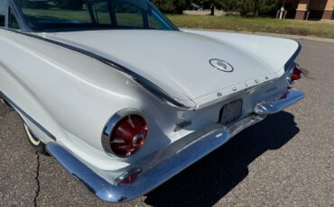 Buick-Invicta-1960-Sedan-30